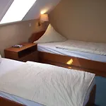 & Cafe Am Kraehenberg Konukevi 3*