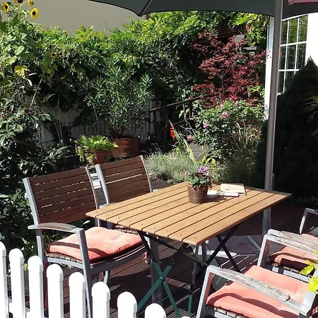 & Cafe Am Kraehenberg Guest house